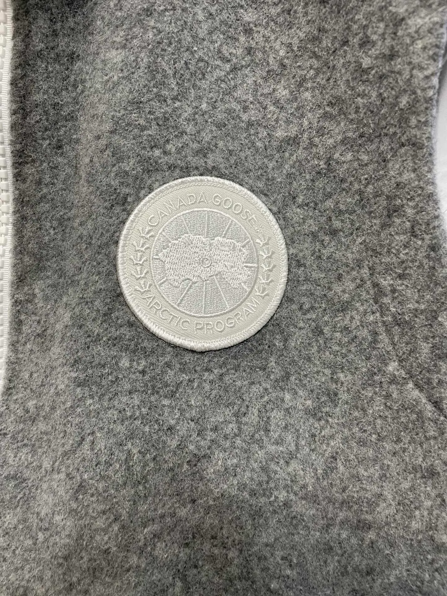 P600 Gray CANADA GOOSE/Canada Goose Autumn and Winter Couple's Fleece Vest Jacket 🔘Color: Black Gray Khaki Highest version Original fabric High version High quality) ⚠All details Fabric accessories craftsmanship (all 1:1 passed inspection) (The owner is a "detail monster" so the goods he makes also pay attention to details) 1⃣ Distinguish the wrong version of the market goods: all go single line ❌ Our genuine 1:1 special machine presses the line (high requirements for machine workers) 2⃣ Differentiates the market from drawings and making goods. Fabric color difference is too big. You get what you pay for, not fast food. 3⃣ Differentiates the market from low-end versions to receive labels, hang tags, and wash labels. All our accessories are custom-made (approved level) 4⃣ Differentiates the market from the detail-free workmanship❌ Our workmanship: neckline, shoulder line, armholes, cuffs, hem (In order to increase the cost, we must also restore the original product: yoke taping, double needle threading🔍) Size: S-XXL